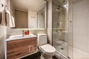 吹风机、毛巾、肥皂、卫生纸