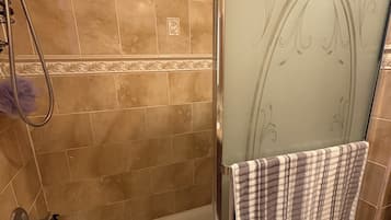 SĂšche-cheveux, serviettes fournies, savon, papier toilette