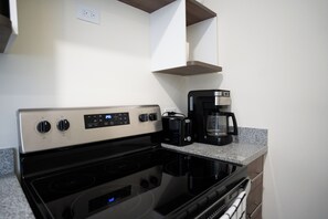 Microondas, horno, placa de cocina y papel de cocina