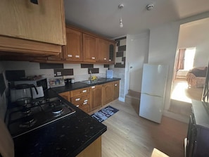 Fridge, microwave, oven, stovetop - Cosy Croydon Apartment - Close to City Centre (Croydon)
