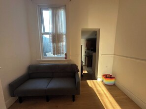 Living area - Cosy Croydon Apartment - Close to City Centre (Croydon)