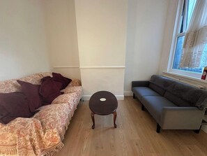 Living area - Cosy Croydon Apartment - Close to City Centre (Croydon)