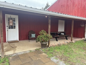 Outdoor dining - Charming 2-bedroom barn-style home nestled on 6 acres in delightful Vienna (Vienna)