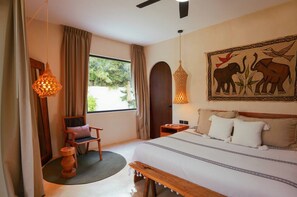 4 bedrooms, iron/ironing board, internet, bed sheets