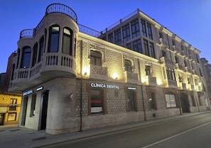 Vista frontal de la propiedad