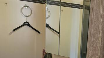 Secador de pelo, toallas, jabón y papel higiénico