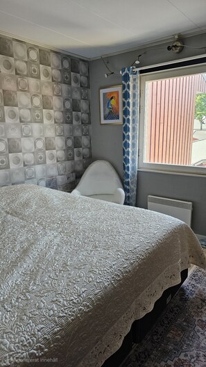 5 bedrooms, iron/ironing board, WiFi, bed sheets