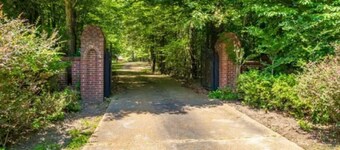 Royal Rebel Retreat: Charming Basement VRBO in Oxford, MS