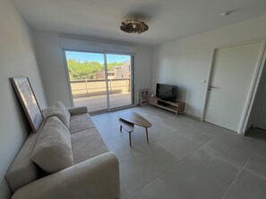 Living area - Welcome to this charming T2 apartment, decorated with care for your peace of mind. (Agde)