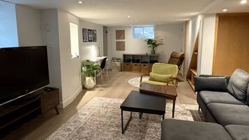 Una televisión, una chimenea