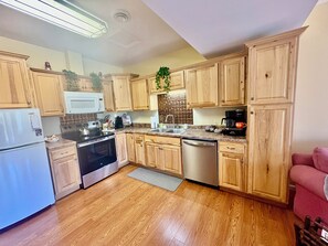 Mikrobølgeovn, ovn, kokeplater og oppvaskmaskin