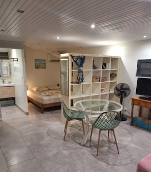 2 bedrooms, travel cot, bed sheets