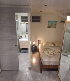 2 bedrooms, travel crib, bed sheets
