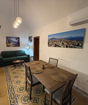 Dining - Located in historical center. Apartment with kitchen that sleeps five. All new! (Napoli)
