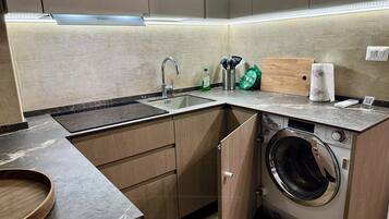 KĂŒhlschrank, Herdplatte, Wasserkocher, Kochgeschirr/Geschirr/Besteck