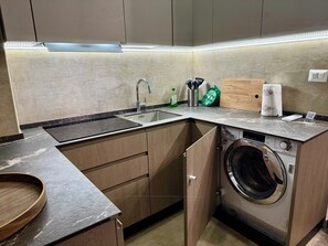 Jääkaappi, liesi, vedenkeitin, keittoastiat/astiat/ruokailuvälineet