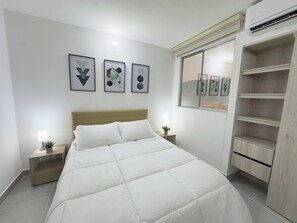 Caja de seguridad en la habitación y tabla de planchar con plancha 