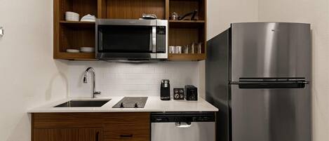 Kühlschrank, Mikrowelle, Herdplatte