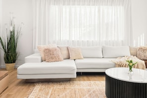 TV, fireplace - Tempe Luxe Hideaway: Pool, Spa, Sauna, Game Room, close to ASU and Downtown (Tempe)