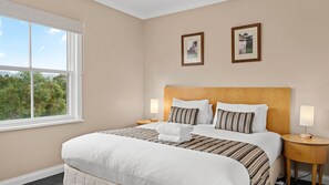 2 soverom, skrivebord, strykejern/-brett og wi-fi (inkludert)