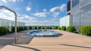 Outdoor spa tub - Elevated Escape - 2BR w Gym & Rooftop Spa (Ivanhoe)