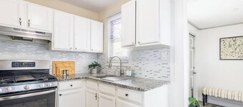 Chic 2BR Palm Breeze Retreat • Coastal Style Near Beaches & Downtown WPB