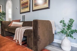 Smart TV, chimenea, futbolito y tenis de mesa 