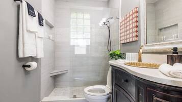 Douche, sèche-cheveux, serviettes fournies, savon