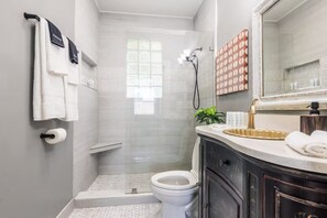 Dusche, Haartrockner, Handtücher, Seife
