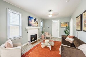 Smart TV, chimenea, futbolito y tenis de mesa 