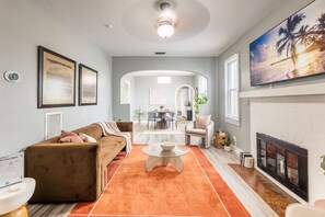 Smart TV, chimenea, futbolito y tenis de mesa 