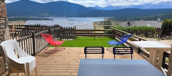 "au petit bonheur des Angles", apartment with garden, view of Matemales lake.