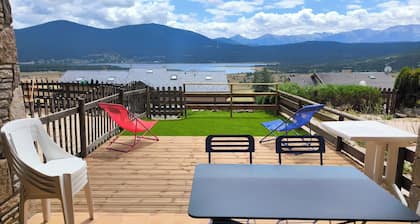 "au petit bonheur des Angles", apartment with garden, view of Matemales lake.