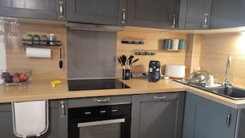 Microondas, horno, placa de cocina y lavavajillas