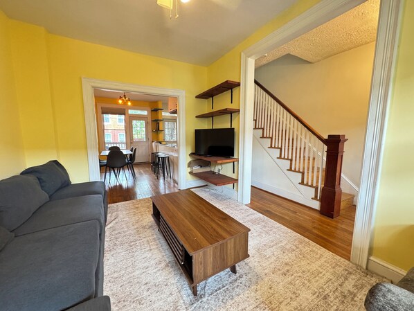 Living area - Beautiful Classic Entire House 4-Bedrooms with Parking (Washington)