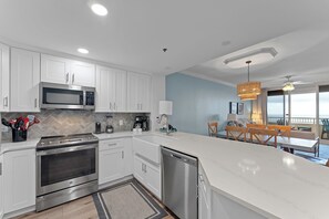 Refrigerador, microondas, horno, placa de cocina