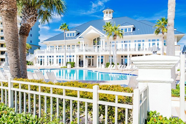 Alberca techada y alberca al aire libre