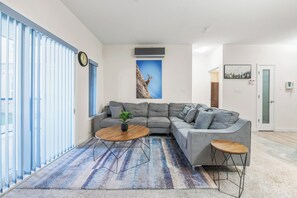 Living area - Executive| King Bed Suite / Monthly Rentals (Edmonton)