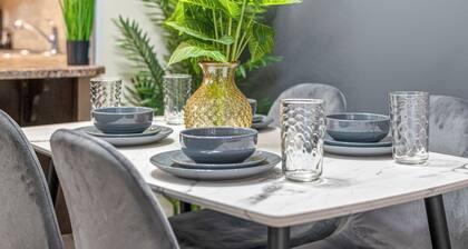 Executive| King Bed Suite / Monthly Rentals