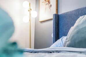 1 bedroom, iron/ironing board, WiFi, bed sheets - Executive| King Bed Suite / Monthly Rentals (Edmonton)