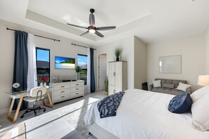 5 Schlafzimmer, Schreibtisch, Bügeleisen/Bügelbrett, Reisekinderbett