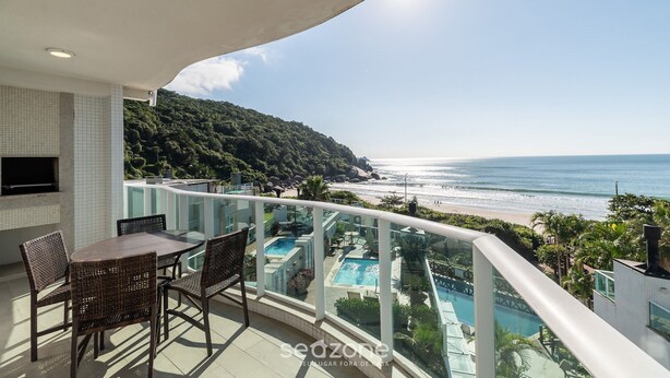 Un balcón con vistas a la playa y la zona de la piscina.