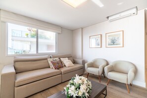 Basic Apartment | Living area | TV - VDT - Apartments 180m From Bombas Beach (Bombinhas)