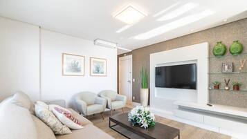 Apartamento básico | Área de estar | TV