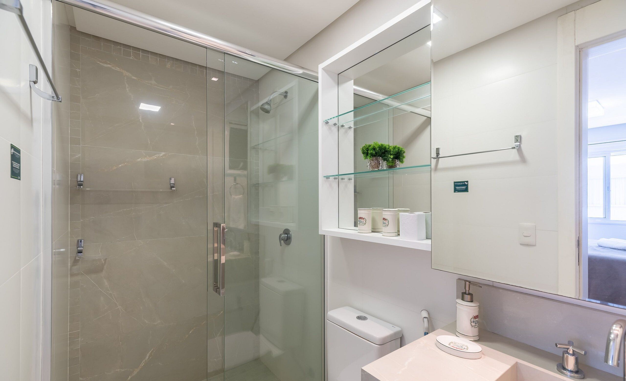 Apartamento básico | Banheiro | Produtos de toalete grátis 