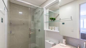 Apartamento básico | Banheiro | Produtos de toalete grátis