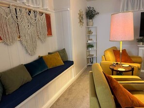 TV, fireplace - The Spacious Surprise (Hastings)