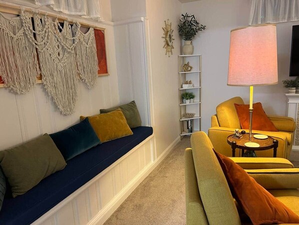 TV, fireplace - The Spacious Surprise (Hastings)