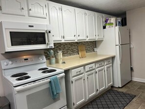 Fridge, microwave, oven, stovetop - The Spacious Surprise-Family and Long-Term Stays Welcome. Cozy & Pet-Friendly! (Hastings)