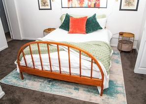Tabla de planchar con plancha, wifi, ropa de cama